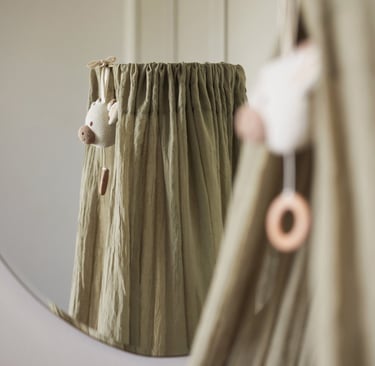 Sfeervol katoenen hemeltje zorgt voor geborgenheid en rust in een dromerige babykamer