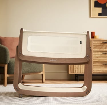 De SnüzPod 5 wieg in de reflux-stand op het houten onderstel