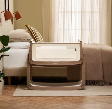 De SnuzpPod5 co-sleeper in een slaapkamer setting voor veilig samen slapen