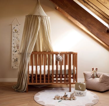 Styling van een trendy teddy fauteuil gecombineerd met aardetinten in een babykamer