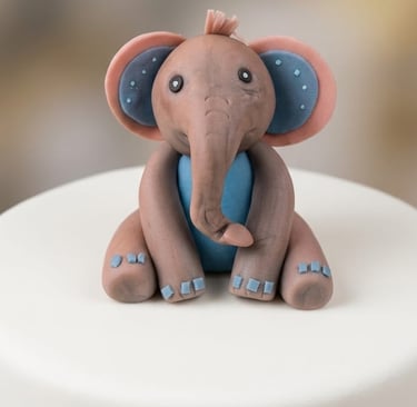 Elefante bebé elaborado completamente a mano en fondant por Cocina con Ely, una figura decorativa id