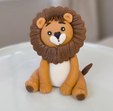 Leoncito tierno modelado a mano en fondant por Cocina con Ely, elaborado con técnicas de repostería 
