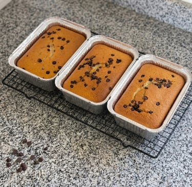Quequitos de vainilla con chips de chocolate de Cocina con Ely, preparados con una suave masa esponj