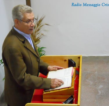 Pulpito con il Predicatore che porta la Parola di DIO ai credenti. Foto scattata in chiesa