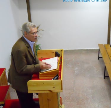 Foto del Pastore con la Bibbia aperta che porta il messaggio di DIO ai credenti della chiesa