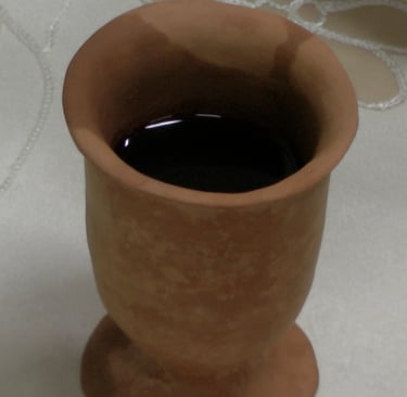 Calice di terracotta con il Vino della Santa Cena. Bevetene tutti, questo è il Mio Sangue disse Gesù