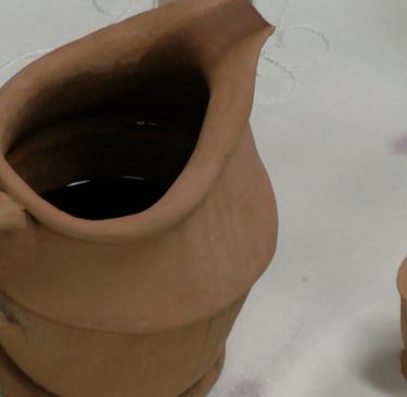 Brocca di terracotta contente il Vino per la celebrazione della Pasqua. Il Sangue di Gesù