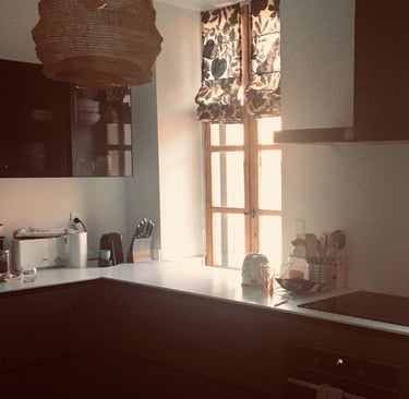 Store bateau en lin installé sur une fenêtre sans perçage