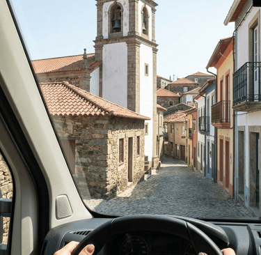 Traversee en van d'un petit village portugais pour rejoindre la France