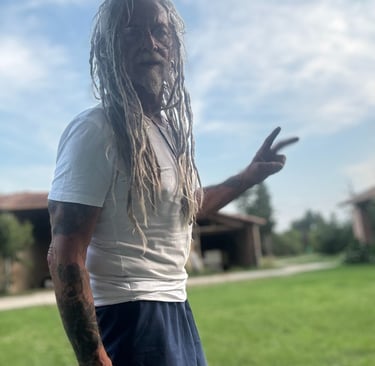 Erik lambrecht en pleine forme en short montrant sa vitalité et forme