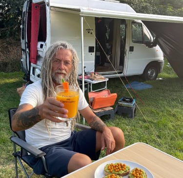 Erik, fondateur d'Essences & Saveurs, savoure un jus sain au curcuma et une tartine à l'avocat.