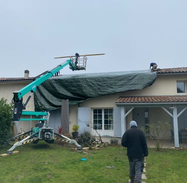 Service professionnel de réparation de toiture utilisant une nacelle élévatrice verte et une bâche d