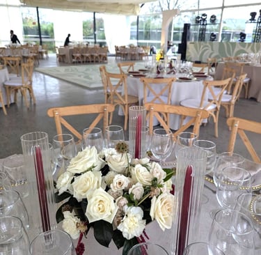 Centro de mesa con velas altas diseño floral Amor de Flores