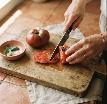 Personal Chef, chef privada, chef a domicílio, cortando tomates  para una alimentación saludable. 