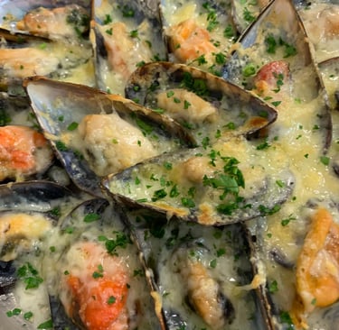 Mejillones gratinados con mantequilla de ajo y queso