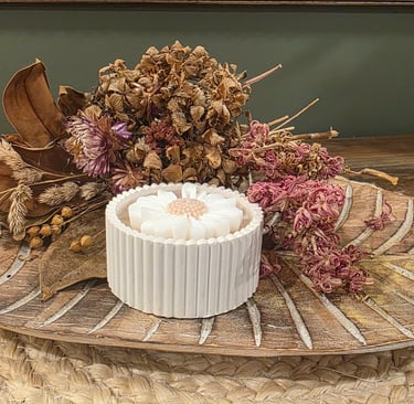 Lovely single flower, ribbed stone bowl. Contains soy wax & coconut scented.