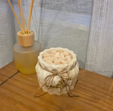Stunning geometric jar, with twine bow. Filled with creamy soy wax and mini heart shaped wax melts. 