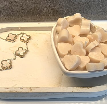 Gorgeous trinket tray. Heart bowl filled with creamy soy wax and mini single hearts.