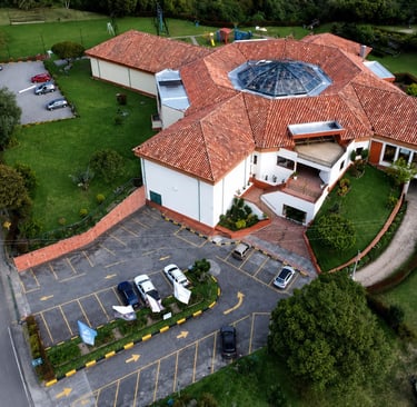 Vista aérea del Club La Aguadora en Bogotá con salón de eventos, parqueaderos y amplias zonas verdes