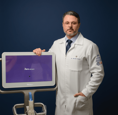 Dr. Nícolas Xavier utilizando escaneamento 3D na odontologia digital da BellaVita Odontologia