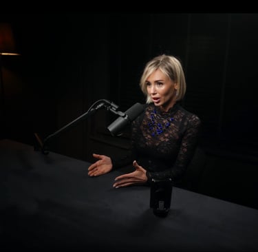 Студия подкастов Hellagood: запись видео в черном визуале. Хотите так же? Цена подкаста в нашем калькуляторе за 60 сек.