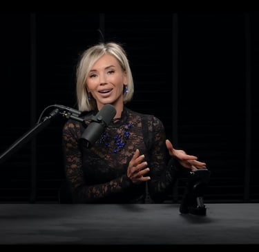 Профессиональная запись подкастов в студии Hellagood Pro: средний план спикера, идеальный свет и черный фон.