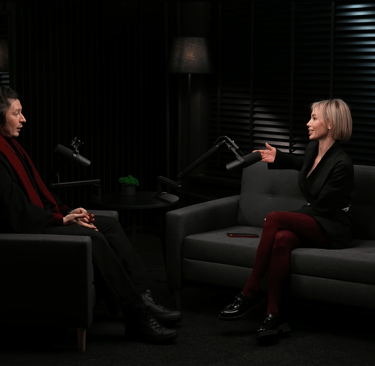 Процесс записи подкаста в студии с атмосферным темным фоном #ЧЕРНОЕНАЧЕРНОМ