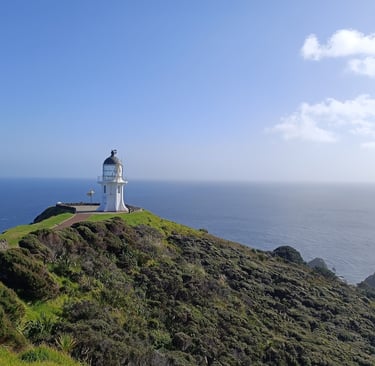 Faro de Cape Reinga en Nueva Zelanda con vistas al mar y soleado