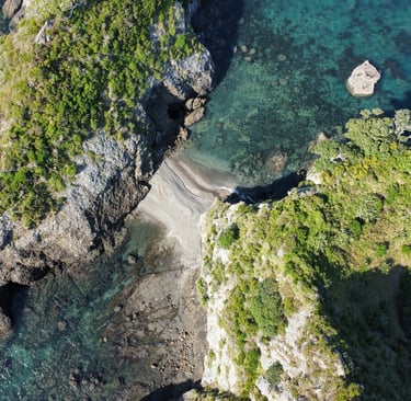 Imagen con drone desde el Tepaka view point de russell nueva zelanda