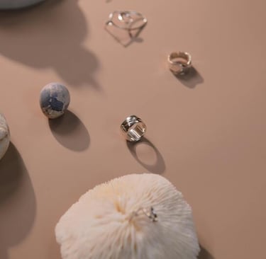 Elegante colección de anillos minimalistas de oro y plata 