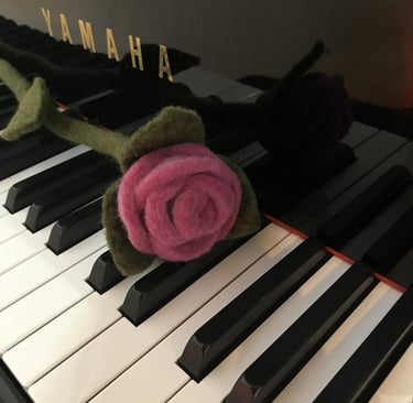 Filzrose liegt auf den Tasten eines Yamaha-Klaviers