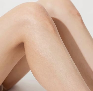 If you’ve ever noticed tiny dark dots on your legs (especially after shaving), you’re not alone. Thi