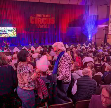 Zirkus in Kleinmachnow. Alte und Junge warten gespannt auf den Beginn der Vorstellung.