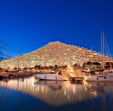 Marina baie des Anges, en soirée, avec quelques bateaux