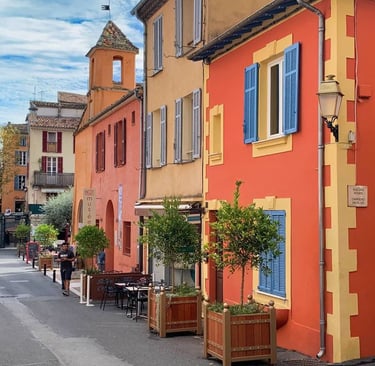 Une rue de Biot, habitations colorées 