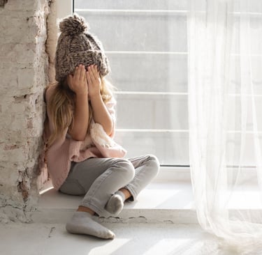 enfant assise qui pleure