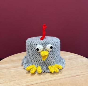 Klorollenhut Huhn in Grau mit verwackelten Augen. Lustige Geschenkidee oder Badezimmerdekoration