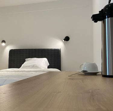 Servicio de café en habitación con cafetera y escritorio en hotel en Huayllay Cerro de Pasco