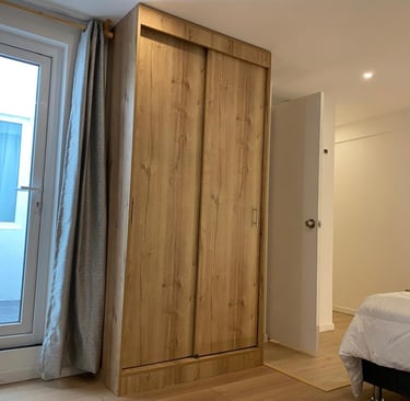 Habitación con acceso a patio privado, iluminación natural y mobiliario moderno en hotel en Huayllay