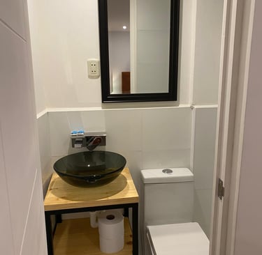 Baño privado moderno y limpio con lavamanos elegante en hotel en Huayllay Cerro de Pasco