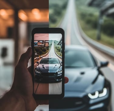 Acheteur consultant une annonce auto sur smartphone avec vue sur la route, concept d'achat de voitur