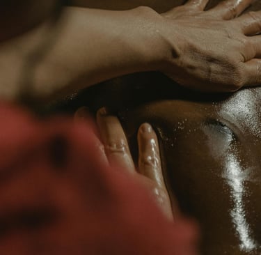Zoom de uma pessoa sendo massageada em uma sessão de massagem tântrica