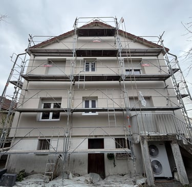 ravalement de façade en cours avec échafaudage sur un bâtiment à Troyes