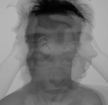 Image floue de plusieurs visages représentant ainsi la mémoire de nos émotions.