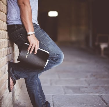 joven con su biblia en la mano