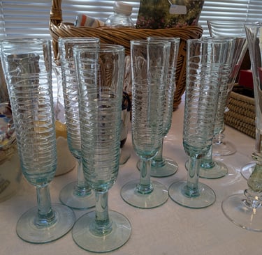  wine glasses 