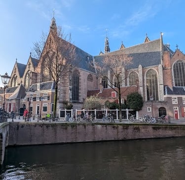 Vecchia Chiesa Amsterdam passeggiata Storia OUde Kerk Quartiere a Luci rosse