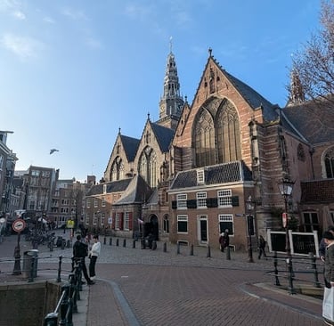 Amsterdam Red Light District Oude Kerk vitrine rouge prostitution coffee shop