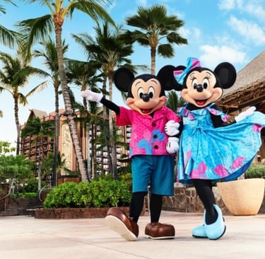 Mickey y Minnie Mouse posando con ropa típica Hawaiiana en Aulani a Disney Resort and Spa en Oahu