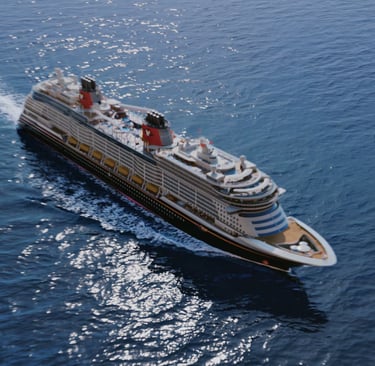 Barco Disney Wish toma aérea navegando en el oceano